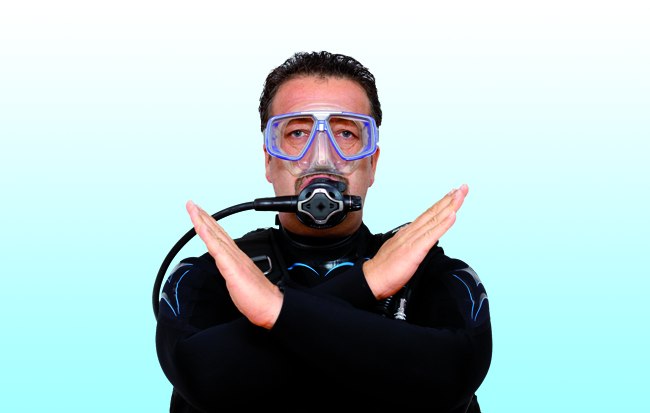 Abbruch
Das Kreuzen der Unterarme vor dem Oberkörper signalisiert das Beenden einer Tätigkeit, Übung oder eines Tauchgangs.